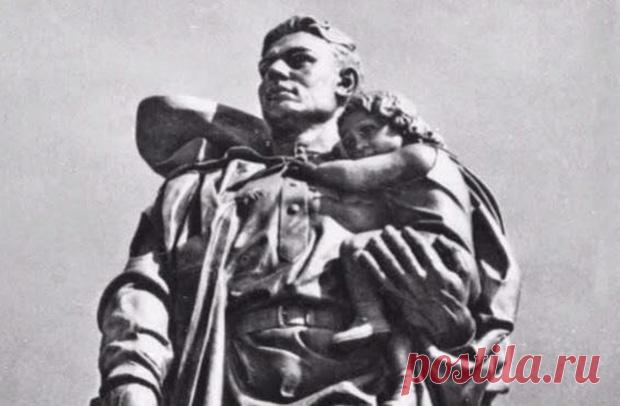 Воин с ребенком на руках