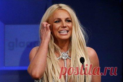 Бритни Спирс внесли в черный список отеля в Лос-Анджелесе после жалоб гостей. Американскую певицу Бритни Спирс внесли в черный список отеля Four Seasons, расположенного в Лос-Анджелесе, после того, как на нее пожаловались постояльцы гостиницы. Отмечается, что исполнительнице запретили посещать территорию отеля, так как она часто появлялась голой у бассейна, чем смущала гостей.