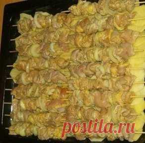 Куриный шашлык с картошкой в духовке - мое коронное блюдо, готовлю на все семейный праздники.
Готовится просто, а получается очень вкусно. Попробуйте! 
Нам понадобятся: 
Филе куриное (из бедра) - 1,5 кг 
Лук репчатый - 4 шт 
Соль (по вкусу) 
Перец черный (молотый, по вкусу) 
Уксус (9%) - 50 мл 
Картофель - 7 шт 
Приготовление: 
Нарезаем куриное филе на небольшие кусочки, складываем в миску. Добавляем, перец, соль, лук нарезанный колечками, уксус. Перемешиваем и оставляем мариноваться мясо, при
