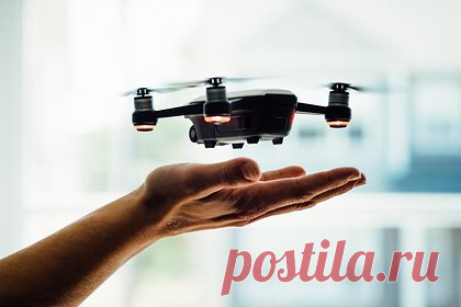 В России создали способный находить мины беспилотник. Российские ученые разработали беспилотный летательный аппарат с локатором, который позволит находить замаскированную технику и мины под землей. Рабочая модель дрона прошла испытания. Систему разработали на основе технологии радиолокации с применением адаптивных цифровых антенных решеток.