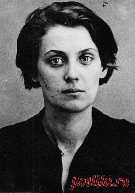 ФОТОГРАФИЯ ВЕКА
Их немного таких. Не знаю, как они получаются...
Например, эта сделана в тюрьме. 
Про девушку почти ничего неизвестно. 
Жила в Москве, в Хамовниках. 
27 лет. Студентка 2-го курса.
25 августа 1937 года приговорили к расстрелу за шпионаж.
В тот же день расстреляли. 
Похоронена на Донском кладбище.
Лицинская Тамара Всеволодовна...
...
Этот фотопортрет - штука сильнее Ritratto di Monna Lisa del Giocondo, я считаю. Любовь побеждает смерть.