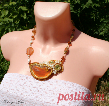 колье &quot;Солнечное&quot;
агат,стразы,жемчуг, бусины., чешский и японский бисер.
Размеры: 
вышитого элемента около 10х6см; 
Длина по меньшей стороне около 48см