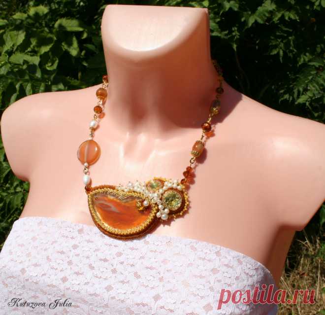 колье "Солнечное"
агат,стразы,жемчуг, бусины., чешский и японский бисер.
Размеры: 
вышитого элемента около 10х6см; 
Длина по меньшей стороне около 48см