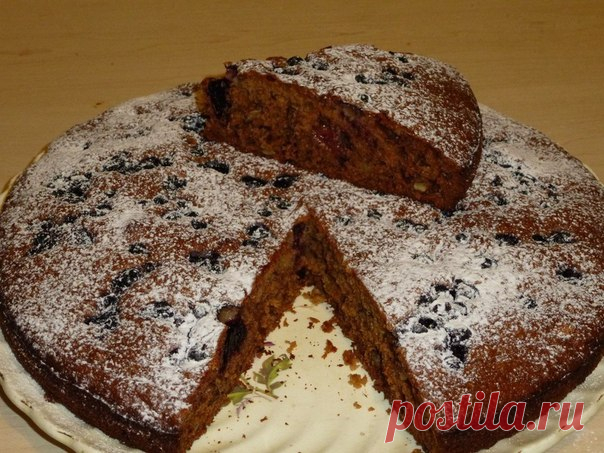 Пирог, когда гости на пороге :) Быстро готовится и также быстро съедается.

3 яйца + 2 стол. ложки сахара - взбить. Добавить 3 стол. ложки манки, 2 стол. ложки сметаны (но не обязательно) 1 ч/л соды погасить соком лимона (мандарина, апельсина). Все перемешать и дать немного постоять. Добавить 6 стол. ложек муки, 3 стол. ложки подсолнечного масла без запаха. стакан варенья. Добавить смородину (мелко нарезаный чернослив или вишни). перемешать. Вылить в форму, смазанную сливо...