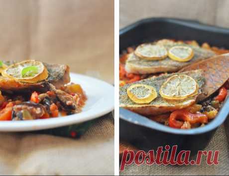 Вкусности - Болгарская плакия с берексом - Рецепты от Дайкири Для этого блюда подойдут любые овощи и любая жирная рыба. Общий принцип – овощи пассеруются, потом запекаются уже вместе с рыбой. Рыбное филе натереть солью, перцем. Лук нарезать полукольцами, пассеровать на масле. Выложить в миску. Далее обжарить до корочки нарезанный кружочками картофель, выложить к луку. Баклажаны нарезать на четверти и потом на пластинки, обжарить до мягкости, выложить к готовым овощам. У пе...