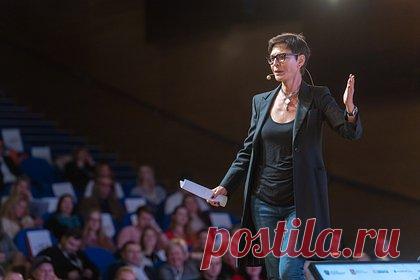 На Ирину Хакамаду подали в суд. На политического деятеля, публициста и бизнес-тренера Ирину Хакамаду поступил иск с запросом на установление отцовства от 20-летней Дарьи Забедновой. Девушка — дочка Марии Забедновой (Марии фон Пушенталь), известного в богатых кругах архитектора, которая проектировала пентхаус Ирины Хакамады.