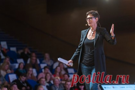 На Ирину Хакамаду подали в суд. На политического деятеля, публициста и бизнес-тренера Ирину Хакамаду поступил иск с запросом на установление отцовства от 20-летней Дарьи Забедновой. Девушка — дочка Марии Забедновой (Марии фон Пушенталь), известного в богатых кругах архитектора, которая проектировала пентхаус Ирины Хакамады.