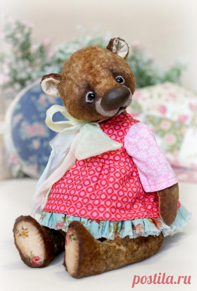 Kalesi by Furry Happiness on Tedsby Sewn from vintage plush, hand coloring. 5 cotter pins. Eyes glass. Filler sawdust. Clothes from flax. All clothes are removed. Tinted with oil paints.