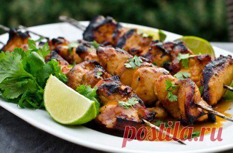 Куриный шашлык маринованный в меде и соке лайма


Шашлык приготовленный по данному рецепту получается с красивой карамелизированно — золотистой корочкой, благодаря мёду, а сочетание имбиря, чеснока, лайма и кинзы придают шашлыку незабываемый вкус и аромат.