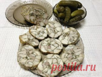 МРАМОРНЫЙ РУЛЕТ ИЗ КУРИЦЫ  ИНГРЕДИЕНТЫ ● окорок куриный 700 г ● грудка куриная 500 г
● чеснок 2-3 зубчика ● укроп 1 пучок ● хмели-сунели 1 ч.л. ● желатин 30 г ● соль по вкусу ● перец по
вкусу ПРИГОТОВЛЕНИЕ: Подготовить ингредиенты. С куриных ножек снять кожу, отделить мясо от
костей и нарезать. Куриную грудку тоже нарезать и сложить в миску.Чеснок и укроп мелко нарезать.
Посолить, поперчить, добавить хмели-сунели и желатин.Все хорошо перемешать.В рукав для
запекания сложит...