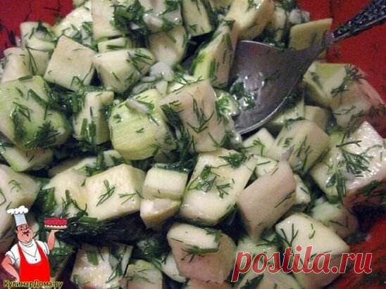 Кабачки «Под грузди» - песня, а не закуска...
Очень простой в приготовлении рецепт. Интересный грибной вкус. Хороша закусочка под холодную водочку да с горячей картошечкой.
Закуска для тех, кто живёт в районах, где о лесных грибах можно только мечтать… А здесь взяла и сделал грибную закусь из того, чего много и дёшево, т. е. из кабачков.
Такой вкуснятиной угостила меня в прошлом году подруга. Я у неё рецептик списала, но закрывать на зиму не стала – мои не очень кабачки едят, а для себя лень,