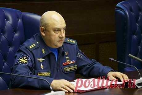 «Служу Oтечеству. Больше никаких комментариев». Где объявился пропавший из публичного пространства генерал Суровикин?. Пропавшего из публичного пространства после мятежа основателя ЧВК «Вагнер» Евгения Пригожина генерала Сергея Суровикина заметили с семьей в подмосковном храме. Бывший командующий Объединенной группировкой войск в зоне специальной военной операции (СВО) отказался прокомментировать свою деятельность и место пребывания.
