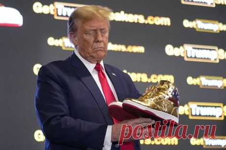 Дональду Трампу предрекли новый суд из-за плагиата золотых кроссовок. Бывший президент США Дональд Трамп представил собственный бренд кроссовок Trump Sneakers и вызвал дискуссию в СМИ. Речь идет о золотых кроссовках The Never Surrender High-Tops с буквой T, флагом США и красной подошвой. Люксовый бренд Christian Louboutin может обвинить Трампа в плагиате из-за цвета подошвы.