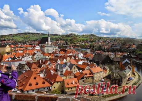 «Че́ски-Кру́млов (чеш. Český Krumlov, нем. Böhmisch Krummau) — город Южночешского края Чехии. Муниципалитет с расширенными полномочиями и административный центр района Чески-Крумлов. Расположен на реке Влтава. Исторический центр города в 1992 году внесён в список всемирного наследия ЮНЕСКО. » — карточка пользователя bakhusera в Яндекс.Коллекциях
