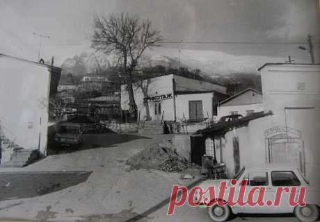 (4) Facebook