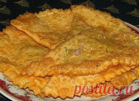 «Крымские» чебуреки из слоеного теста — правильный рецепт. Это самые вкусные чебуреки, которые мне когда либо приходилось есть. Весь секрет в тесте — оно получается особенным! Попробуйте приготовить — очень вкусно!

Продукты (примерно на 12 чебуреков):

- 3 стакана муки,
- 1 куриной яйцо (желток),
- 1/3 ст стакана растительного масла,
- 3/4 стакана воды,
- 0,5 ч.л.соли

Фарш — обычный, секрет этих чебуреков в тесте, поэтому фарш для них можно взять по своему-вкусу (я беру ...