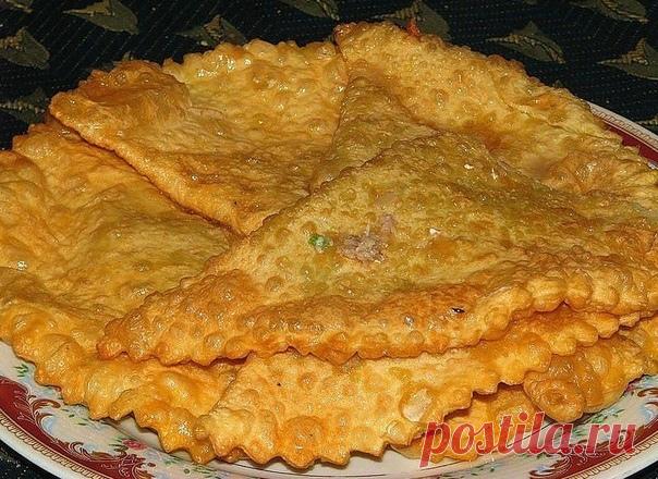 «Крымские» чебуреки из слоеного теста — правильный рецепт. Это самые вкусные чебуреки, которые мне когда либо приходилось есть. Весь секрет в тесте — оно получается особенным! Попробуйте приготовить — очень вкусно!

Продукты (примерно на 12 чебуреков):

- 3 стакана муки,
- 1 куриной яйцо (желток),
- 1/3 ст стакана растительного масла,
- 3/4 стакана воды,
- 0,5 ч.л.соли

Фарш — обычный, секрет этих чебуреков в тесте, поэтому фарш для них можно взять по своему-вкусу (я беру ...