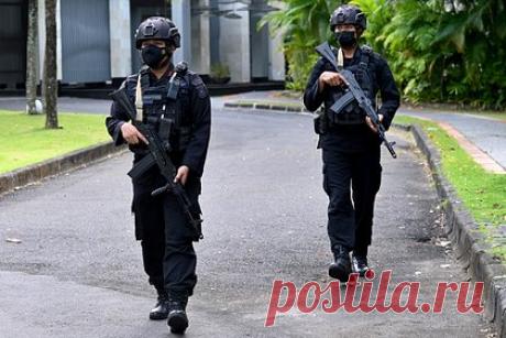 Россиянин с холодным оружием устроил дебош в ресторане на Бали. Российского туриста арестовали на индонезийском острове Бали за дебош с использованием холодного оружия в ресторане. В результате акта вандализма владелец заведения понес ущерб в размере 10 миллионов индонезийских рупий (около 57,7 тысячи рублей). Он незамедлительно сообщил о произошедшем в полицию.