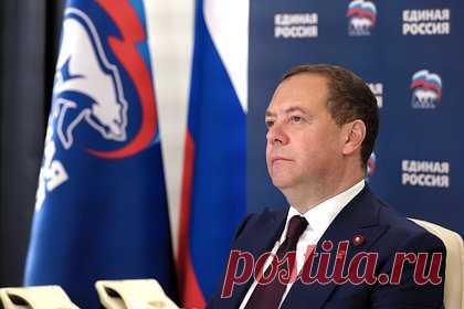 Медведев описал эффект от санкций для России, Запада и мира. Санкции против России являются для Запада «типичным самострелом в собственную задницу». Такими словами эффект от антироссийских мер ограничения описал зампред Совбеза РФ Дмитрий Медведев в своем Telegram-канале. По его словам, экономика страны демонстрирует «весьма приличную жизнеспособность».