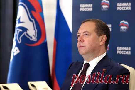 Медведев описал эффект от санкций для России, Запада и мира. Санкции против России являются для Запада «типичным самострелом в собственную задницу». Такими словами эффект от антироссийских мер ограничения описал зампред Совбеза РФ Дмитрий Медведев в своем Telegram-канале. По его словам, экономика страны демонстрирует «весьма приличную жизнеспособность».