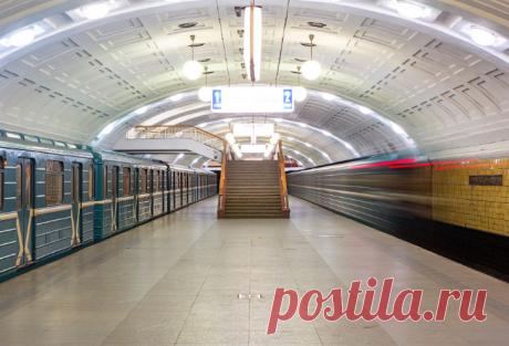 Станция «Библиотека имени Ленина». Прогулка по метро Станция «Библиотека имени Ленина» — первая односводчатая станция Московского метро, была открыта 15 мая 1935 года в составе первой очереди. Сооружена по