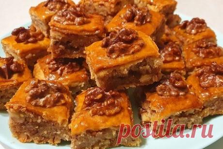 Пахлава

Ингредиенты
тесто:
теплого молока - 75 мл.
сухих дрожжей - 3 гр.
сахара - 3 гр.
муки - 250 гр.
растопленного сливочного масла - 145 гр.
яйцо - 1 шт.
сметаны - 75 гр.
соли - 1/4 ч.л.
начинка:
жареного грецкого ореха - 100-180 гр.
сахарной пудры - 125 гр.
корицы - 1/2 ч.л.
для пропитки:
растопленного сливочного масла - 60 гр.
медовый сироп:
меда - 75 гр.
горячей воды - 20 мл.
целых половинок грецкого ореха для украшения - 20-30 гр.
утварь: форма диаметром 22х17 см

...