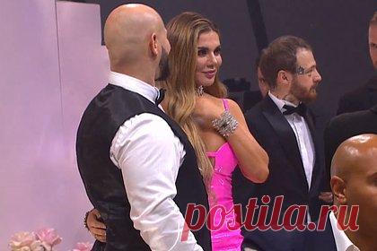 Седокова пришла на годовщину свадьбы Джигана в латексном платье с декольте. Российская певица Анна Седокова посетила свадьбу рэпера Джигана и бизнесвумен Оксаны Самойловой в откровенном наряде с глубоким декольте. Бывшая солистка «ВИА Гры» вышла в свет в ярко-розовом латексном платье и черных перчатках из того же материала. При этом в публикации видно, что наряд частично обнажил ее грудь.