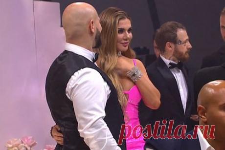 Седокова пришла на годовщину свадьбы Джигана в латексном платье с декольте. Российская певица Анна Седокова посетила свадьбу рэпера Джигана и бизнесвумен Оксаны Самойловой в откровенном наряде с глубоким декольте. Бывшая солистка «ВИА Гры» вышла в свет в ярко-розовом латексном платье и черных перчатках из того же материала. При этом в публикации видно, что наряд частично обнажил ее грудь.