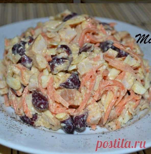 Салат с консервированной фасолью и корейской морковью

Простой и очень вкусный салат с консервированной фасолью и корейской морковкой можно подать и в будни и в праздники. Отличный салатик! 

Необходимо:
1 банка консервированной фасоли в с/с
400 гр курицы (отварной или копченой)
150-200 гр. моркови по-корейски
100 гр. сыра
чеснок и зелень по желанию
майонез
(в оригинальном рецепты были еще чипсы, но мне они показались здесь
лишними)

С фасоли слить сок (я еще и промыла). К...