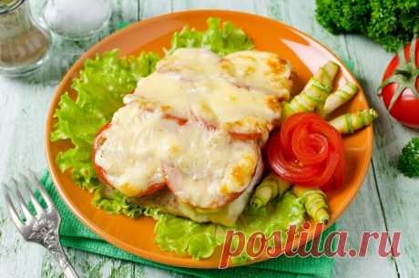 Рыба запечённая с помидорами и сыром

*90 ккал на 100 гр*

Рецепт из разряда: быстро и вкусно!

Ингредиенты:

филе не жирной рыбы (у меня треска) 600-700 гр.
помидор 1 шт.
сметана 3-4 ст.л.
чеснок 3-4 зубч.
зелень свежая по вкусу (я добавила укроп)
соль,перец
сыр твёрдый 50-70 гр.

Приготовление:

Рыбу нарезать на не большие кусочки, посолить, поперчить. Выложить рыбу в форму для запекания. Посыпать мелко нарубленным чесноком. Сверху смазать сметаной. Помидор тонко нарезат...