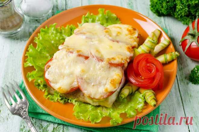 Рыба запечённая с помидорами и сыром

*90 ккал на 100 гр*

Рецепт из разряда: быстро и вкусно!

Ингредиенты:

филе не жирной рыбы (у меня треска) 600-700 гр.
помидор 1 шт.
сметана 3-4 ст.л.
чеснок 3-4 зубч.
зелень свежая по вкусу (я добавила укроп)
соль,перец
сыр твёрдый 50-70 гр.

Приготовление:

Рыбу нарезать на не большие кусочки, посолить, поперчить. Выложить рыбу в форму для запекания. Посыпать мелко нарубленным чесноком. Сверху смазать сметаной. Помидор тонко нарезат...