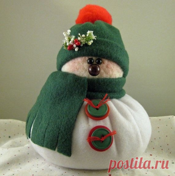 ​Простой снеговик из ткани Простой снеговик из тканиУдобнее всего делать его из фетра.