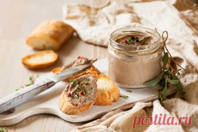 15 отличных рецептов паштета из куриной печени Паштет из куриной печени всегда получается очень нежным. В нем почти нет характерного специфического привкуса, поэтому он часто нравится даже людям, которые вообще не в восторге от потрошков. Собрали для тебя 15 лучших рецептов!
