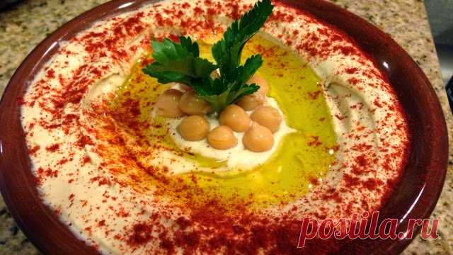 Традиционный Хумус Рецепт/Traditional Hummus Recipe | DedeMed.com
Ингредиенты:
15 унций=425,243 гр. Может нут, промыть и осушенных
3 зубчика чеснока, очищенные
[1/4] чашка свежего лимонного сока
[1/2] чайной ложки. поваренная соль
[1/4] чашка простого греческий йогурт
[1/2] чашки тахини пасты
2 ст.л. оливковое масло первого отжима
3 свежих листьев мяты