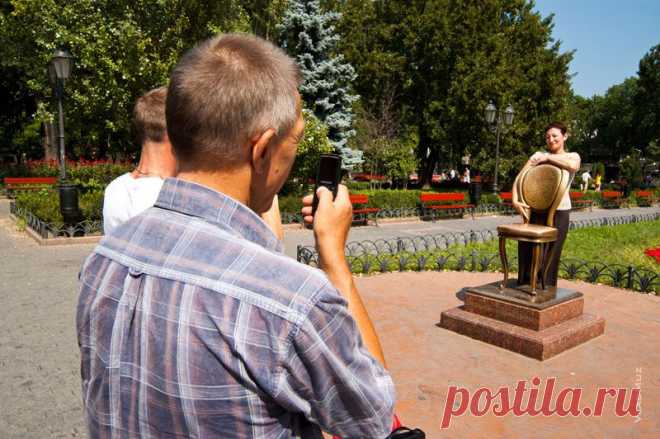 Первый раз мы вошли на Дерибасовскую со стороны Соборной площади. Здесь на краю Городского сада стоит один из 12-ти стульев, и сидит Леонид Утесов на лавочке.