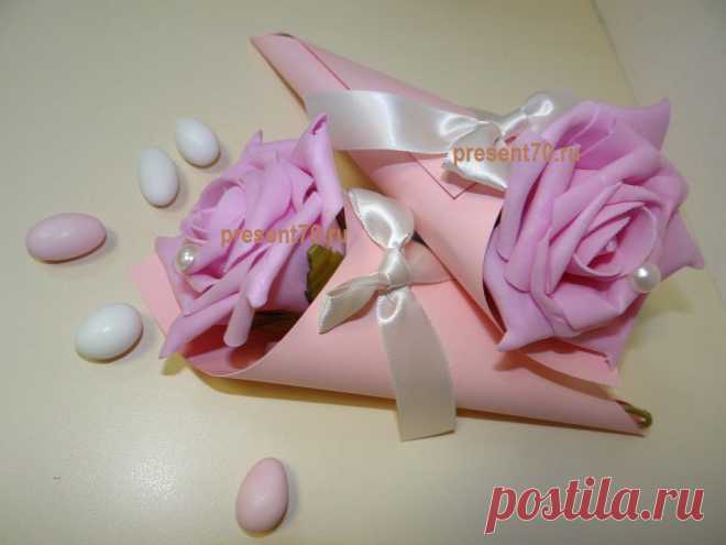 Бонбоньерка кулек с розой, цвета- розовый и зеленый. Такие бонбоньерки можно разложить на тарелки или на сладкий стол при входе в банкетный зал на разносе. В разных вариантах смотреться будет очень красиво! 
Цена указана без конфет.