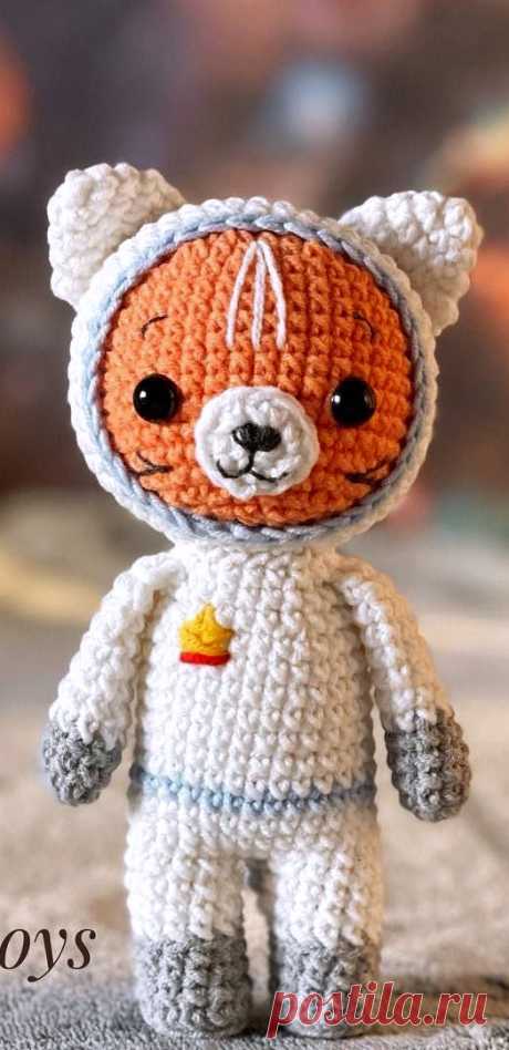 PDF Котик Космонавт крючком. FREE crochet pattern; Аmigurumi animal patterns. Амигуруми схемы и описания на русском. Вязаные игрушки и поделки своими руками #amimore - маленький котик в костюме космонавт, кот, котёнок, кошечка, кошка, котенок.