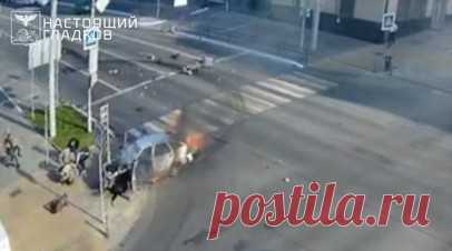 Украинские беспилотники ударили по автомобилю в центре Белгорода. Гражданский автомобиль подвергся атаке украинских беспилотников в центре Белгорода. В результате машина загорелась, водитель и пассажиры получили ранения. Кроме того, был нанесён удар по зданию областного правительства. Ряд развлекательных объектов в городе временно остановили работу из-за обстрелов ВСУ. Читать далее