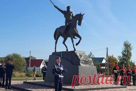 В Рязанской области открыли памятник генералу Скобелеву. В Рязанской области открыли памятник генералу Михаилу Скобелеву. Он изготовлен и установлен в рамках проекта, инициированного жителями Александро-Невского района. Памятник получил финансовую поддержку по региональной программе местных инициатив. Автором монумента выступил рязанский скульптор Олег Седов.