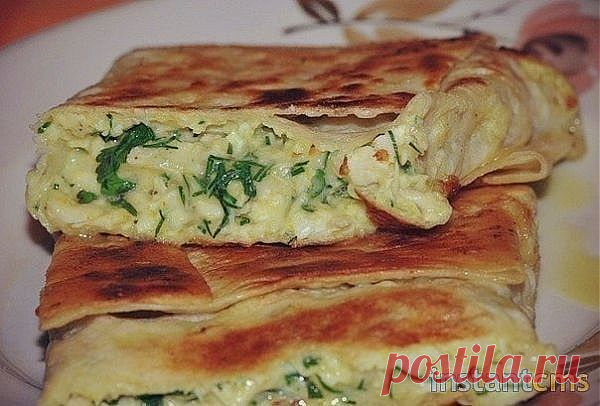 Простой пирог из лаваша с сыром и зеленью 

Для приготовления такого простого и вкусного пирога, нам понадобятся следующие ингредиенты: сыр твердый 250 г, стакан кефира, два лаваша, два яйца, укропа и петрушки по одному пучку.