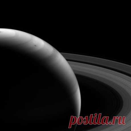 Представители NASA опубликовали новый вид Сатурна в инфракрасном диапазоне.