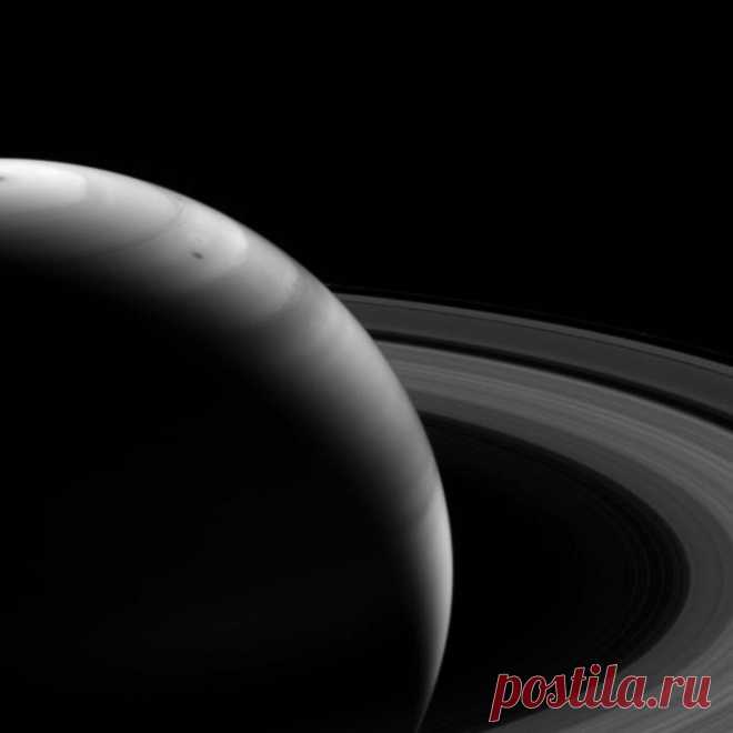 Представители NASA опубликовали новый вид Сатурна в инфракрасном диапазоне.