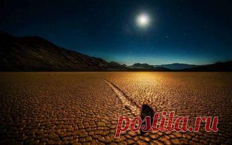 Явления природы, в которые трудно поверить Наша планета всегда знает, чем удивить своих обитателей: там фейерверк покажет, там закрутит в водовороте блестящих рыбок, а в другой раз настроит такие бастионы, что кажется, будто здесь когда-то игр...