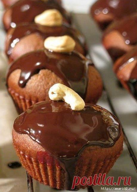 Шоколадные кексы с вишней..