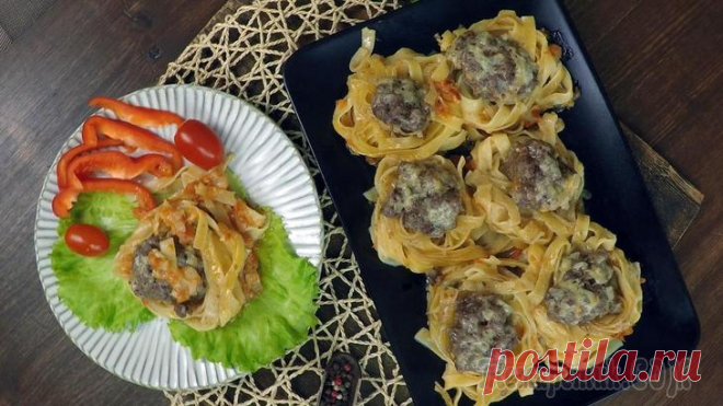 Гнезда с фаршем на сковородке. Простой ужин за 30 минут Очень простое, вкусное и сытное блюдо для всей семьи. Украсит любой обед или ужин.Ингредиенты:Гнезда -1 упаковка Фарш говяжий - 400 гр.Сыр – 100 гр. Лук -2 шт. Помидоры -2-3 шт.Томатная паста или кетч...