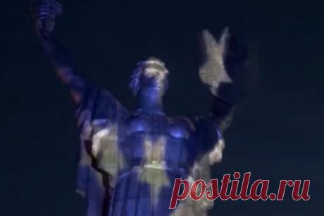 В Киеве памятник «Родина-мать» подсветили цветами американского флага. Украинские власти поздравили США с Днём независимости.