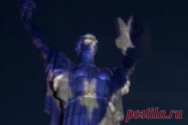 В Киеве памятник «Родина-мать» подсветили цветами американского флага. Украинские власти поздравили США с Днём независимости.