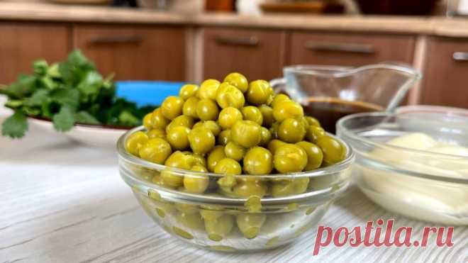 Беру пол банки ГОРОШКА и готовлю гениальный "Бюджетный" САЛАТ! Вкусный и простой рецепт!