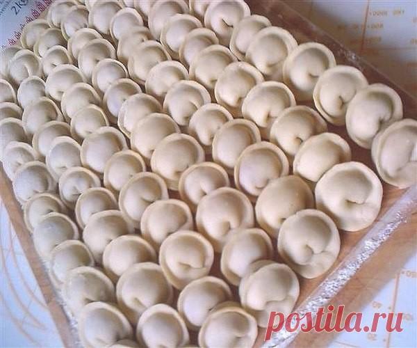 Пельменные секреты. Это блюдо всегда вызывает у меня ощущения домашнего уюта и большой семьи. У нас было заведено стряпать пельмени по праздникам и для меня, это всегда было неким ритуалом. Сейчас, слово пельмени у большинства населения, вызывает ассоциацию с разноцветными пачками разных наименований и чем-то, смутно напоминающем настоящие русские пельмени. Мне грустно от этого. Но уверена, что некоторые семьи до сих пор придают пельменям большее значение, чем просто еда. ...