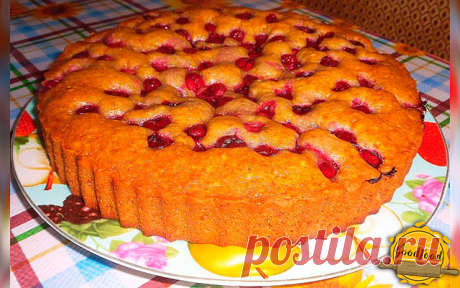 Продукты для этого пирога, найдутся в каждом доме.
Вкусно и Просто!

 Ингредиенты: 
— 1 стакан муки 
— 1 стакан кефира 
— 2 яйца 
— 0.5 ч. ложка соли 
— 1 ч. ложка соды 

Начинка: 
вишня, абрикос или несладкая начинка регулируя соль.

Приготовление:

В кефир добавляем соду и оставляем минут на 5. Затем добавляем остальные ингредиенты и хорошо перемешиваем. 
Выливаем половину теста в форму, смазанную маслом и посыпанную мукой.
Начинку выкладываем на неё вторую половину тест...